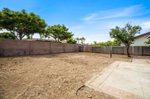 2860 Cleveland Dr, Oxnard CA 93036-1203 exterior