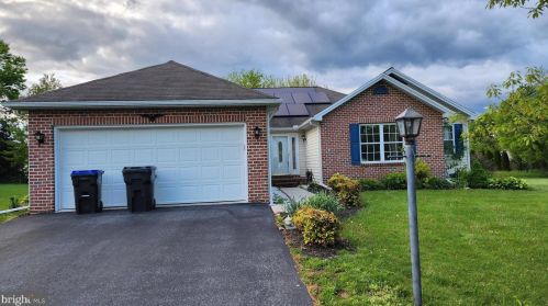 4 Arlington Dr, Carlisle, PA 17015-3192