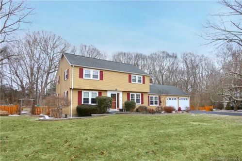 6 Foot Ct, Waterford, CT 06385-2712