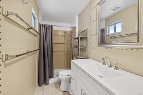 126 Apple Ln, Santa Rosa CA  95407-7604 exterior