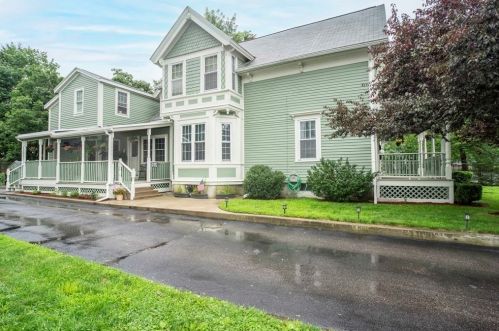 17 Charles St, Taunton, MA 02780-4808