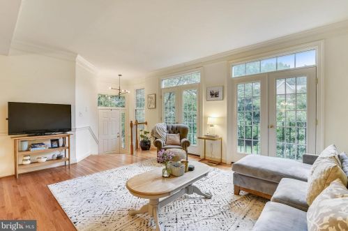 1323 Sundial Dr, Herndon VA  20194-2004 exterior