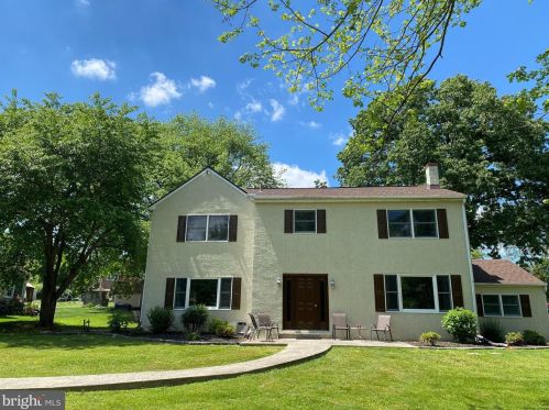 16 Walnut St, Newtown Square, PA 19073-3362