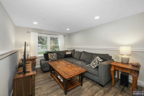 12 Pawnee Ave, Oakland NJ  07436-3019 exterior