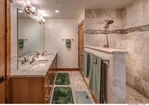 11082 Meek Ct, Truckee CA  96161-2979 exterior