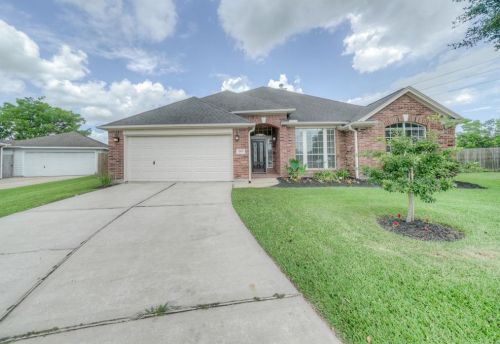 2502 Sunny Shores Dr, Pearland, TX 77584-3162