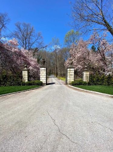 1 Eden Roc Dr, Matinecock, NY 11560-1109