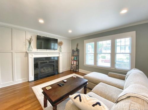 6 Roosevelt St, Norwalk, CT 06851-3028