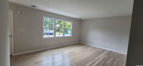 220 4th St, Deer Park NY  11729-5923 exterior