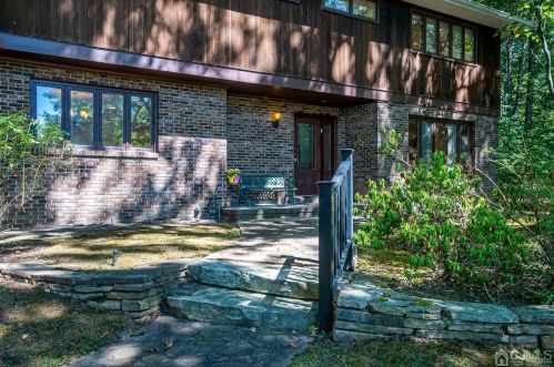 9 Liberty Bell Ct, East Brunswick, NJ 08816-3270