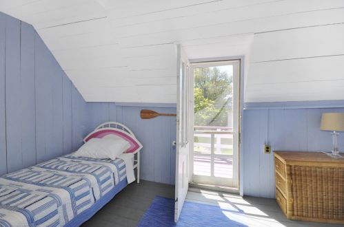 28 Narragansett Ave, Marthas Vineyard MA 02539-4428 exterior