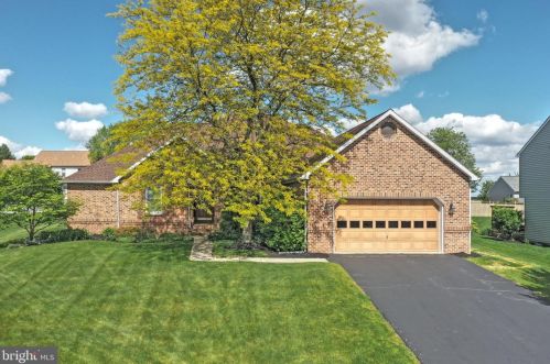 407 Seville Dr, Red Lion, PA 17356-8707