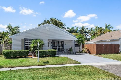 8660 16th St, Hollywood, FL 33025-3305