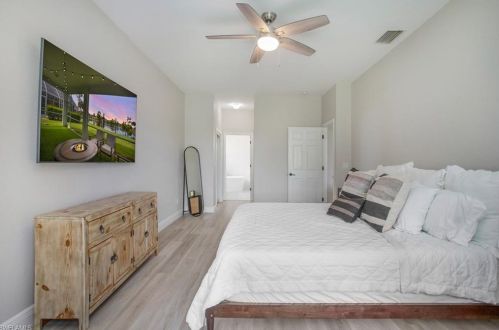 7579 Berkshire Pines Dr, Naples FL  34104-9445 exterior