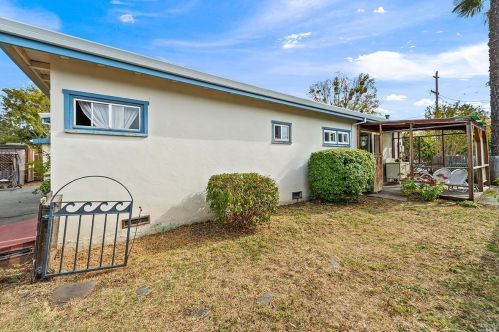 1233 Gloria Dr, Santa Rosa CA 95407-7483 exterior