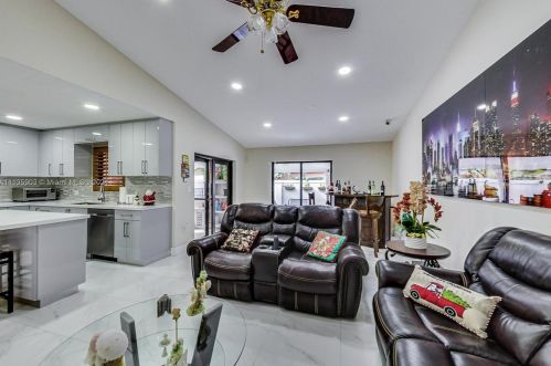 7534 5th Ct, Hialeah FL  33014-4921 exterior