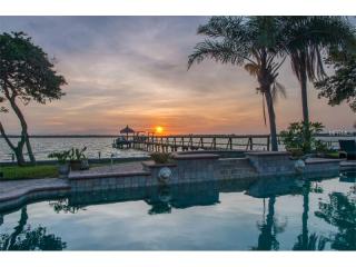 414 Shore Dr, Oldsmar, FL 34677-3917