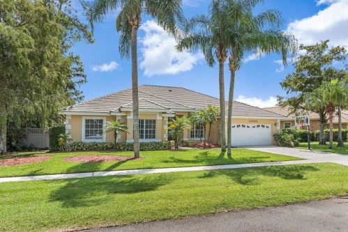 13390 Chelmsford St, West Palm Beach, FL 33414-8917