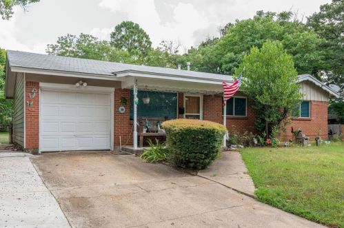 7229 Church St, Fort Worth, TX 76112-7208