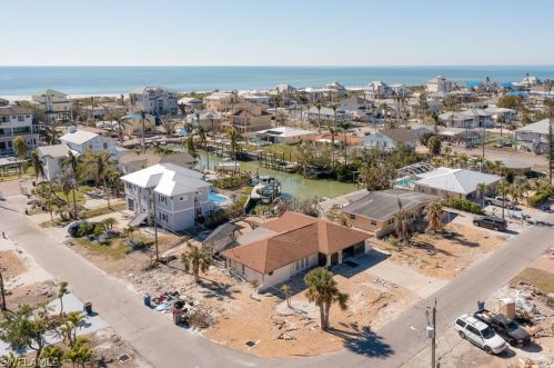 8338 Lagoon Rd, Fort Myers Beach, FL 33931-5212