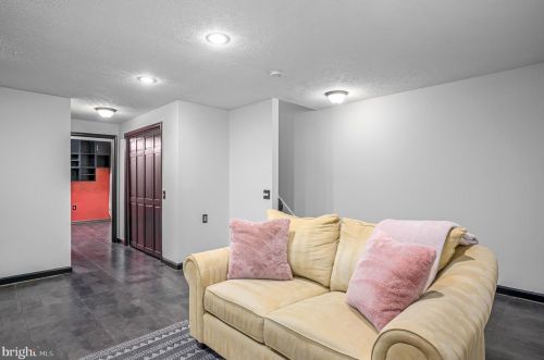 302 Hedgestone Ter, Leesburg VA  20176-4842 exterior