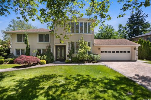 46 Lake Dr, New Hyde Park, NY 11040-1125