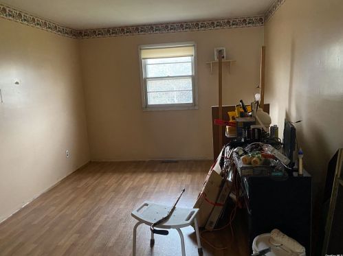 230 Newark St, North Lindenhurst, NY 11757-2921
