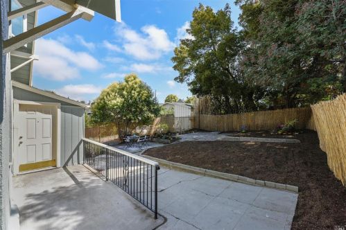 5044 Fairfax Ave, Oakland CA 94601-5811 exterior