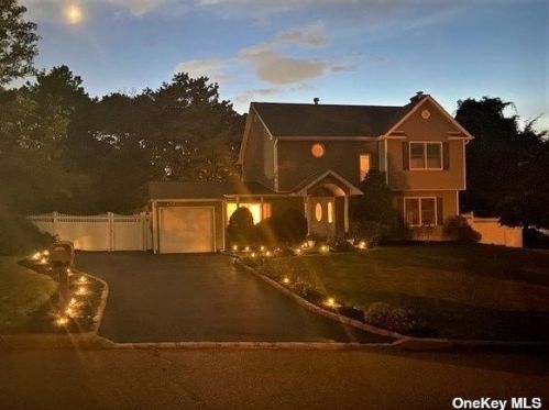 162 10th Ave, Holtsville NY  11742-2357 exterior