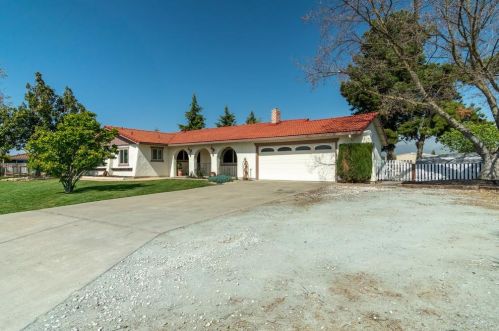 105 Daffodil Dr, Hollister CA  95023-3103 exterior