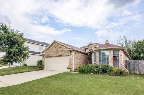 10628 Ashmore Dr, Fort Worth, TX 76131-3927