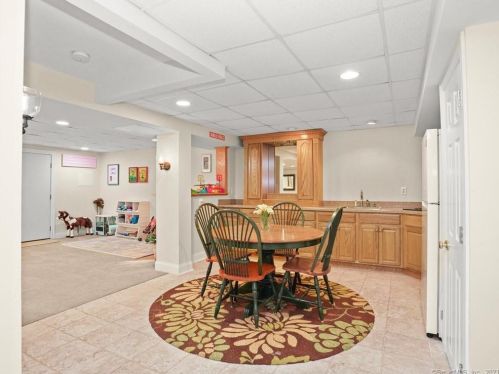 17 Roseview Ct, Bridgeport CT  06611-2078 exterior
