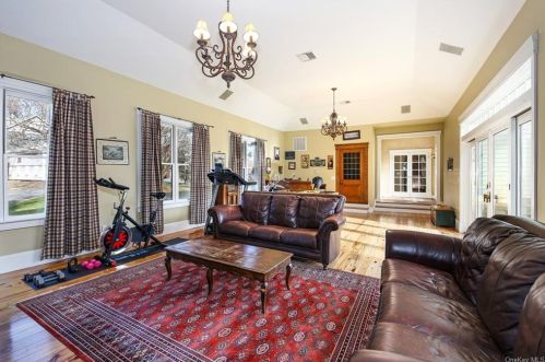 221 Oscawana Lake Rd, Tompkins Corners NY  10579-2600 exterior