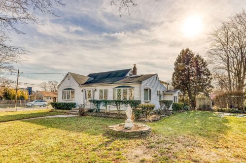 1 Helen St, South Setauket, NY 11720-3847