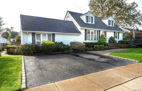 5 Laurel Pl, Bethpage, NY 11714-4314