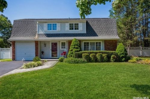 54 Osborne Ave, Mount Sinai, NY 11766-3136