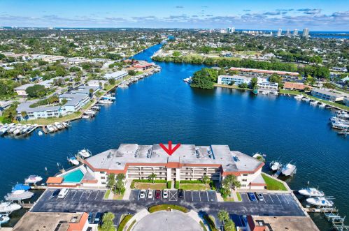 313 Lake Cir, West Palm Beach, FL 33408-5247