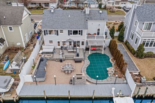 95 Midway St, Babylon NY  11702-4311 exterior