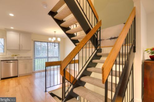 12127 Captiva Ct, Herndon VA 20191-1205 exterior