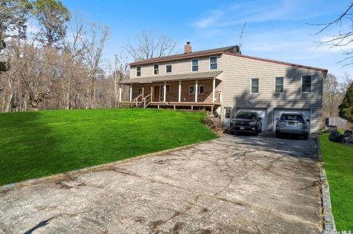 69 Giant Oak Rd, Panamoka, NY 11961-2616