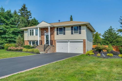11 Wendy Ln, Elwood, NY 11731-4813