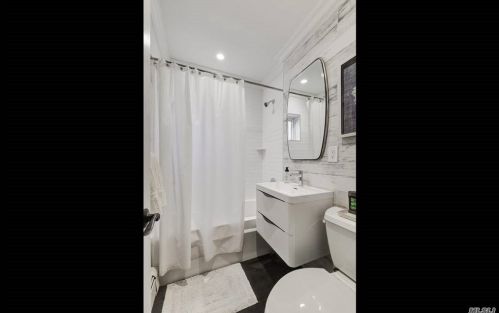 200 Lexington Ave, Muttontown NY  11771-2100 exterior