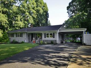 422 Hillcrest Cir, Hendersonville, NC 28792-3011