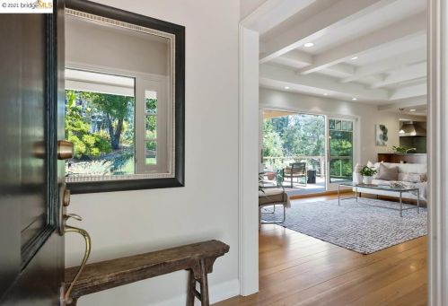 6452 Ascot Dr, Oakland, CA 94611-2555