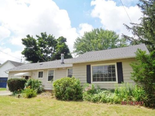 16 Chestnut St, Fredonia, NY 14063-1608