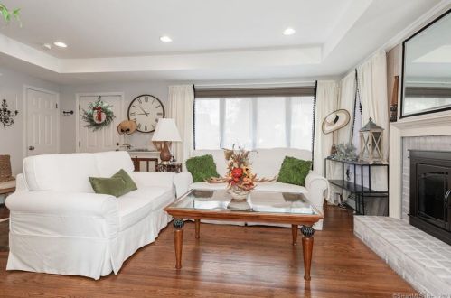 84 Cherry St, Cheshire CT  06410-2734 exterior