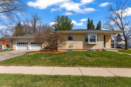 168 Maple St, Oconomowoc, WI 53066-3551