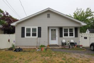 52 Brushwood Dr, Smith Point, NY 11967-4010