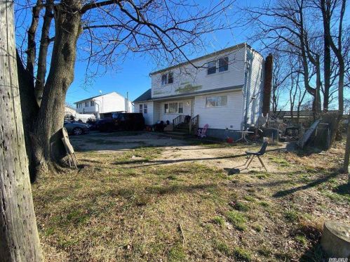330 Ackerman St, Central Islip, NY 11722-3702
