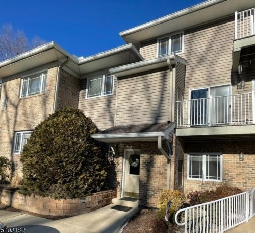 10 Breckenridge Ter, Kinnelon, NJ 07405-3260
